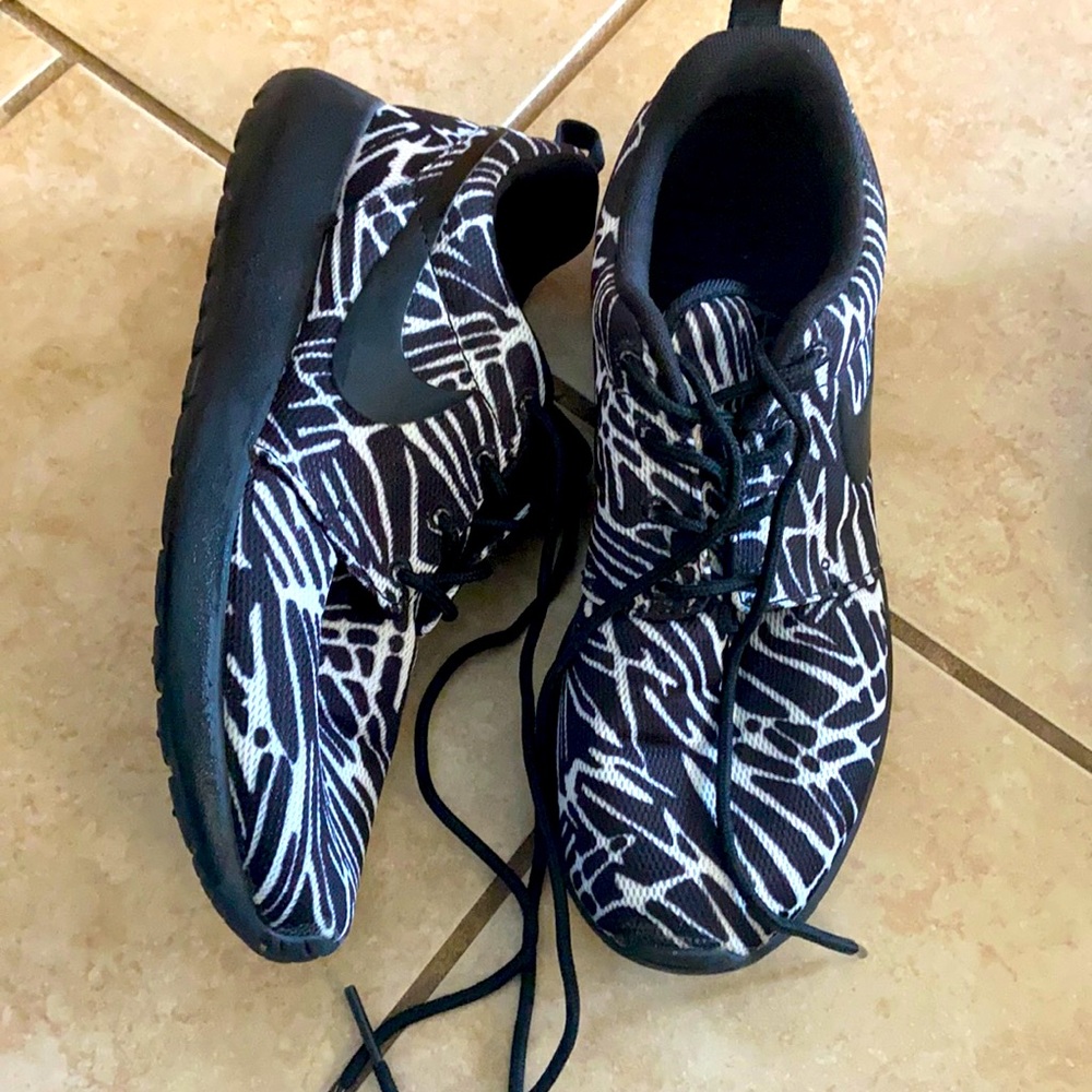 Black and White Nike Roshe Sneakers